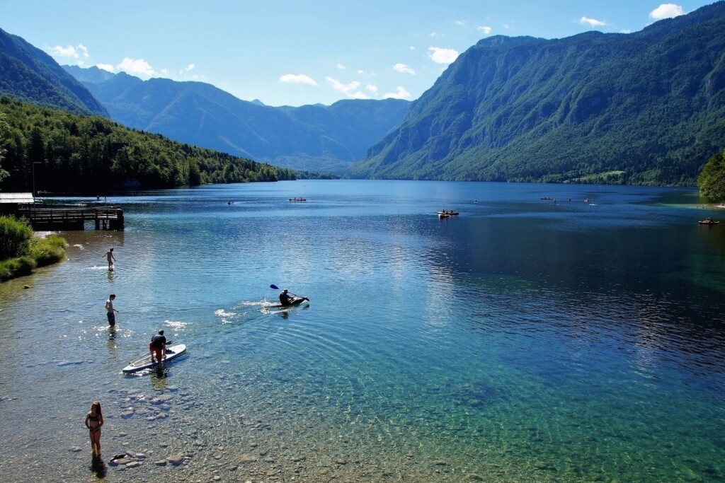 Ihmisiä menossa melomaan Bohinjin alueella Sloveniassa.