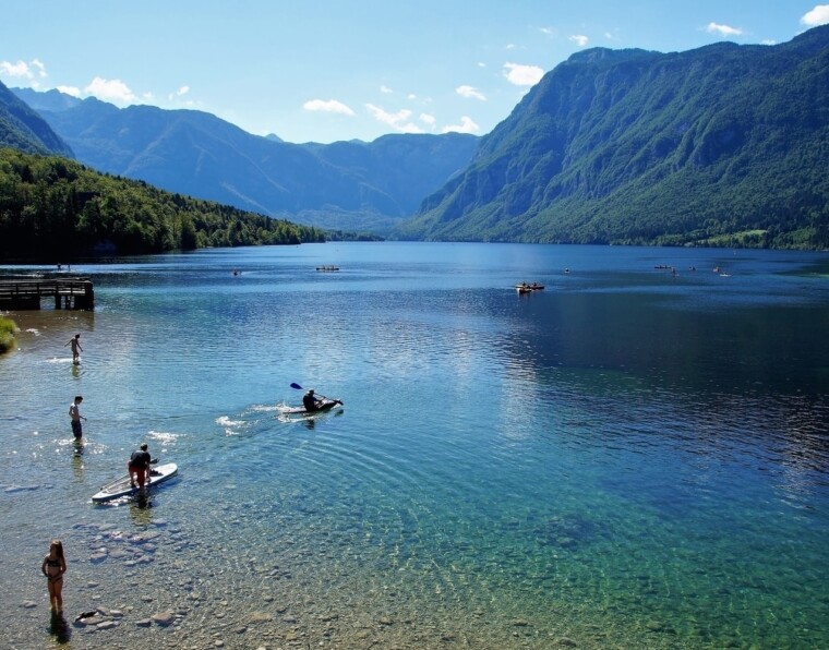 Ihmisiä menossa melomaan Bohinjin alueella Sloveniassa.