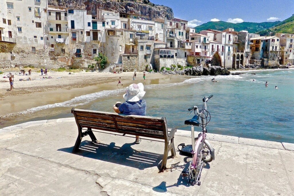 Nainen katselee mereen Cefalun rannalla Sisiliassa.
