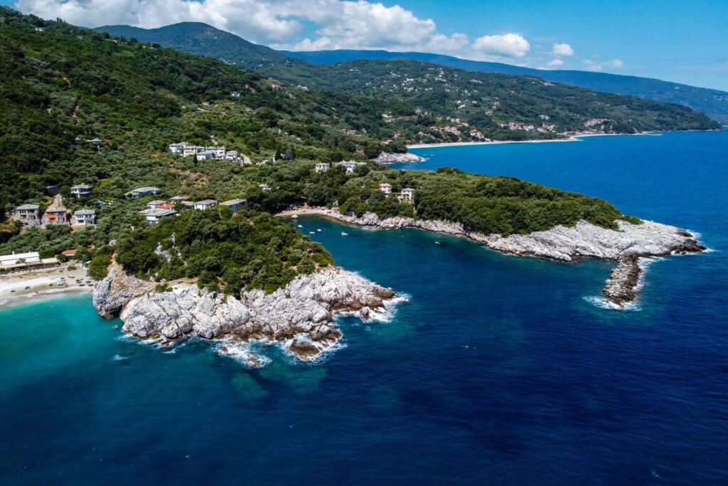 Damoucharin saari Kreikassa. Kuva saaren rannikolta.