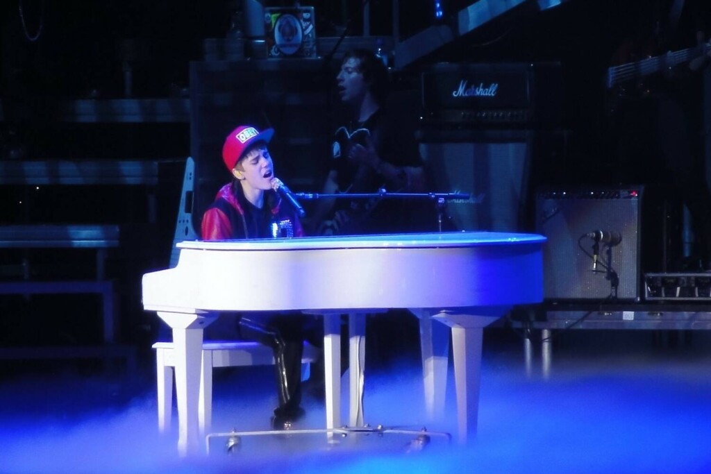 Justin Bieber soittaa pianoa