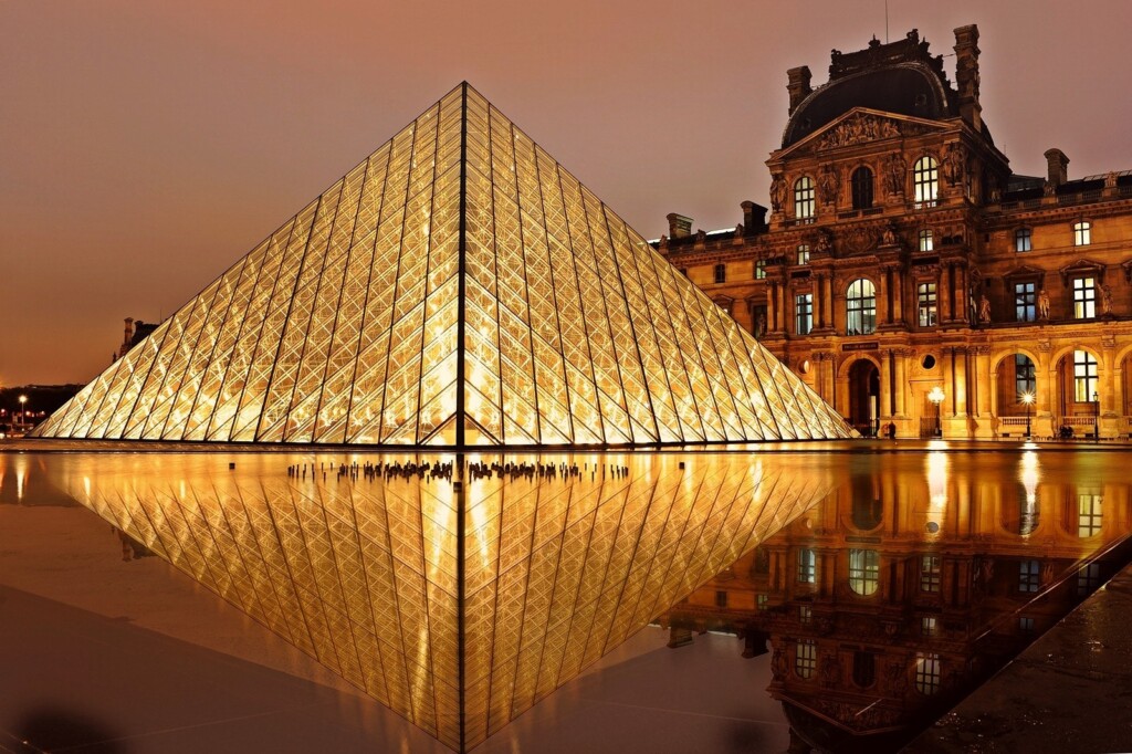 Louvren pyramidi iltavalaistuksessa