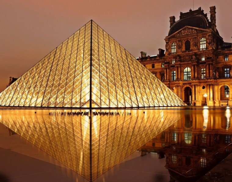 Louvren pyramidi iltavalaistuksessa