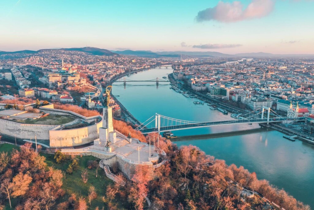 Tonava jakaa Budapestin kaupungin