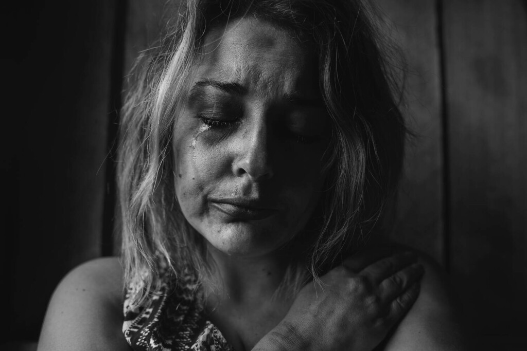 Mustavalkoinen kuva naisesta joka itkee