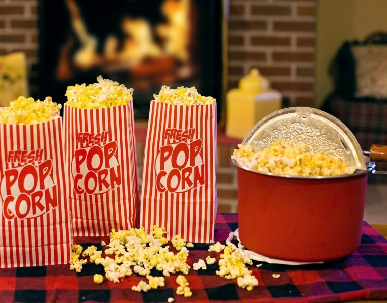 popcornit valmiina elokuvailtaa varten