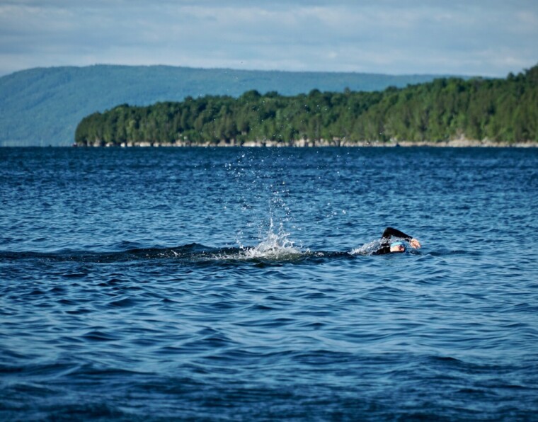 mies suorittaa triathlonin uimaosuutta