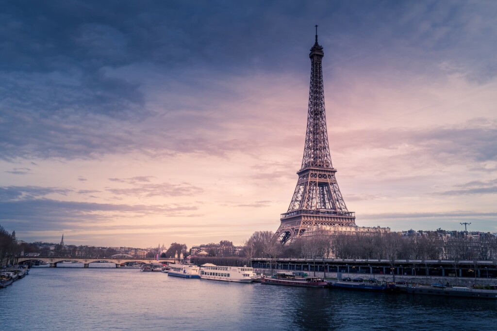 Eiffelin torni hämärtyvässä illassa