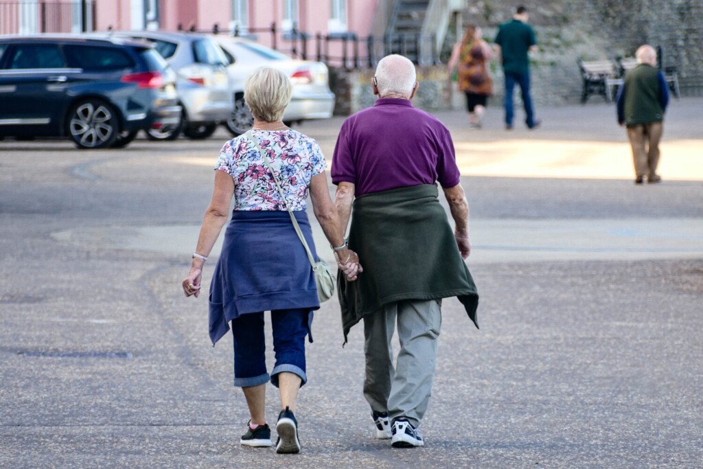 Vanha pariskunta kävelee käsi kädessä