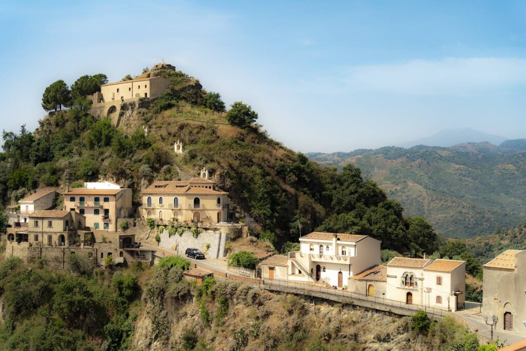 Savoca, idyllinen vuoristokylä italiassa