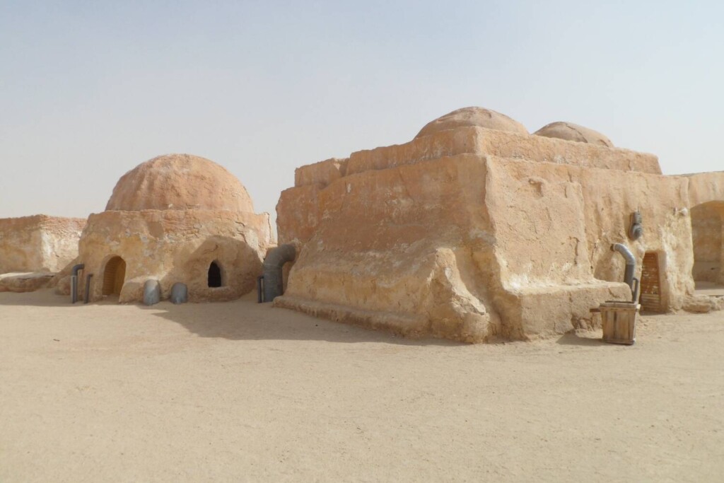 Yksinkertaiset kivimajat hiekka-aavikolla. Ong el Jemel Tunisiassa oli Tähtien sota -elokuvien kuvauspaikka