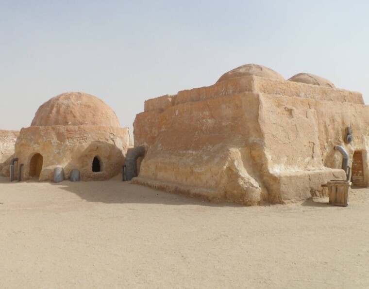 Yksinkertaiset kivimajat hiekka-aavikolla. Ong el Jemel Tunisiassa oli Tähtien sota -elokuvien kuvauspaikka