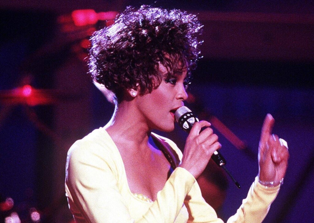 Whitney Houston laulaa