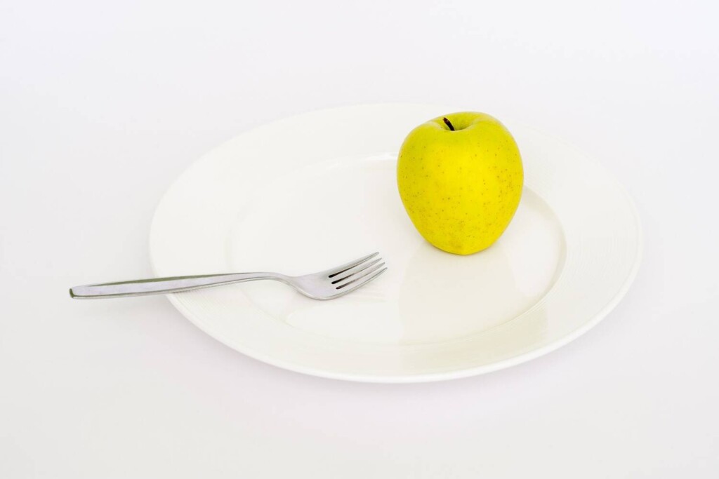 omena ja haarukka lautasella