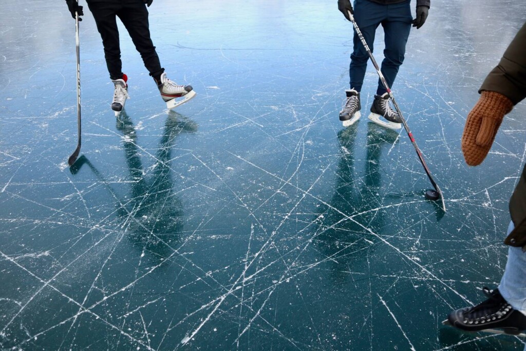 jääkiekon pelaajia jäällä