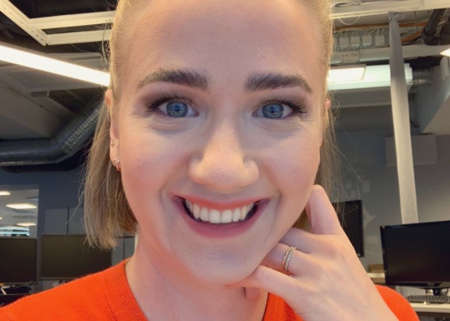 Meteorologi Anniina Valtonen hymyilee Twitter -selfiessä