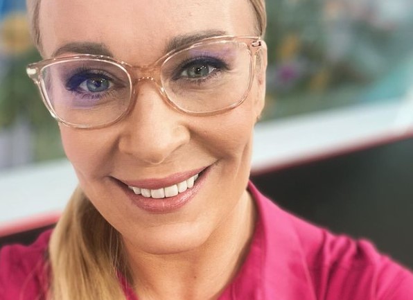 Kirsi Alm-Siira hymyilee Instagram selfiessä