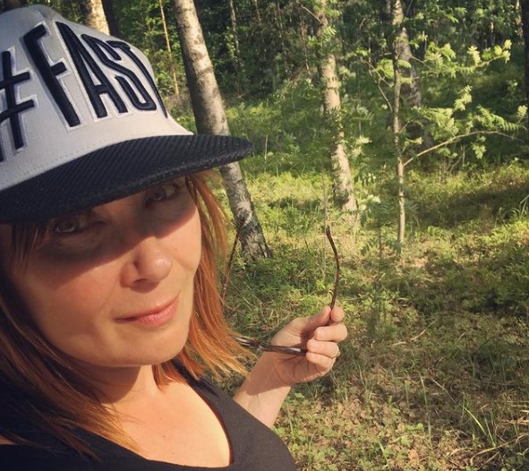 Laulaja Irina kävelyllä metsässä